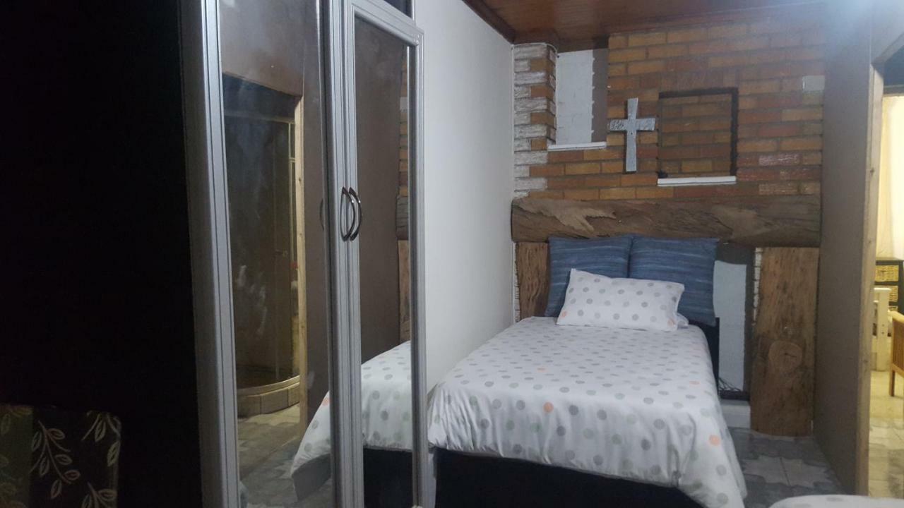 Готель Patzerella'S Cozy Nest Крюгерсдорп Екстер'єр фото